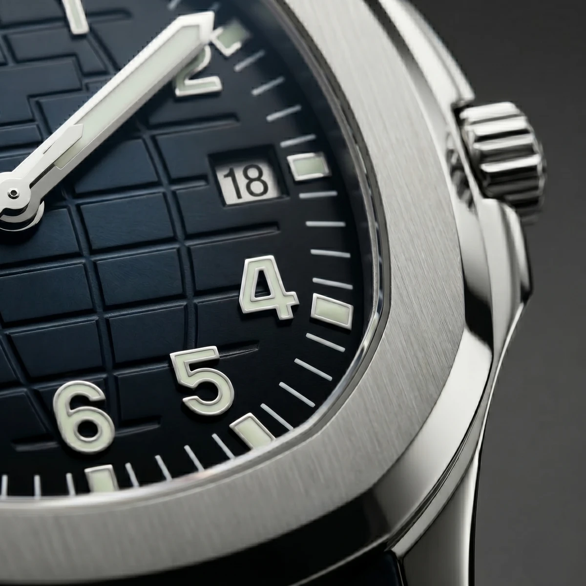 Cadran quadrillé Seiko Mod Aquanaut — gros plan sur le guichet date et la couronne