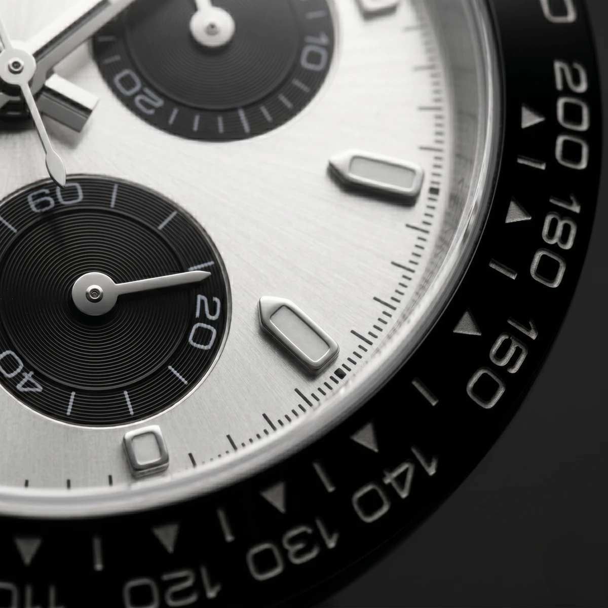 Cadran chronographe Seiko Mod Daytona — gros plan sur les compteurs et la lunette tachymétrique